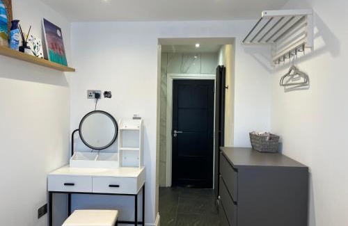 Chessington Casa | Double Guest Room 40 minutes from Central London