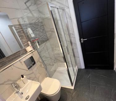 Chessington Casa | Double Guest Room 40 minutes from Central London