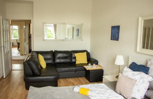 Vysehrad Apartamento | Double King Size Sunny Suite In Castle Area