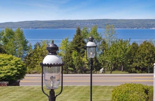 Petoskey Casa | Double Queen Exquisite Lake View