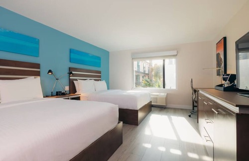 Harbor Hotel | Double Queen Room, The Cove Hotel, Poolside Luxury and Outdoor Fireplace