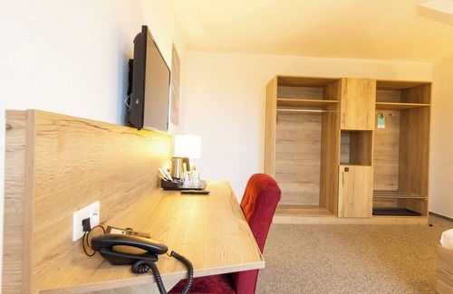 Dorumer Neufeld Apartamento | Double room 123. Bright interior and garden view.
