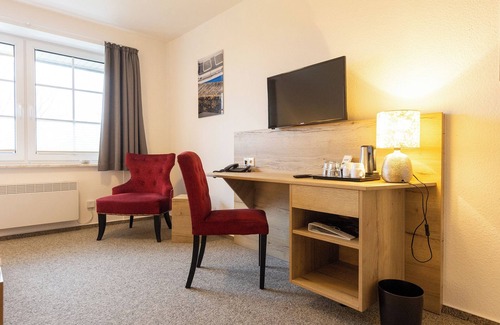 Dorumer Neufeld Apartamento | Double room 123. Bright interior and garden view.