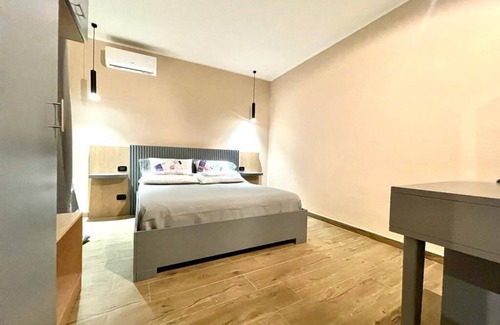 Corso dei Mille - Sant'Erasmo Casa | Double room, bright with a view of Palermo central station (3)
