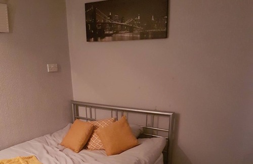 Townfield Casa | Double Room Free WIFI - Close to Central London & Heathrow Airport
