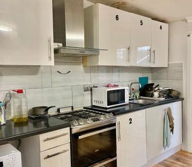 Whittington Casa | Double Room in Colindale With Shared Bathroom