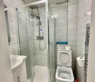 Whittington Casa | Double Room in Colindale With Shared Bathroom