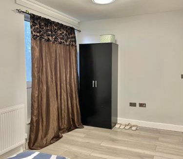 Whittington Casa | Double Room in Colindale With Shared Bathroom