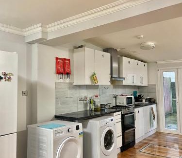 Whittington Casa | Double Room in Colindale With Shared Bathroom