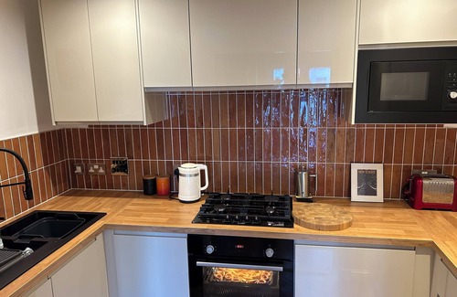 Gifford Apartamento | Double Room in Modern Holyrood Courtyard Development.