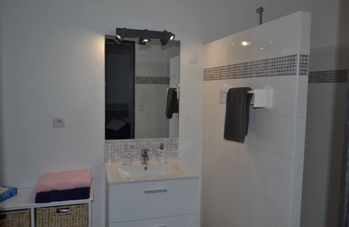 Marans Casa | Oleron-Habitacion Doble-Vista a la Piscina-Baño en la habitacion