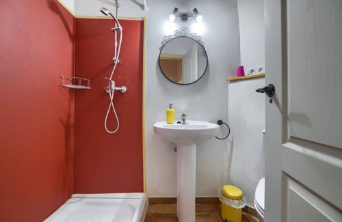 Ejulve Casa | Habitacion Doble-Baño Privado-Vista a la Montana-Amarilla