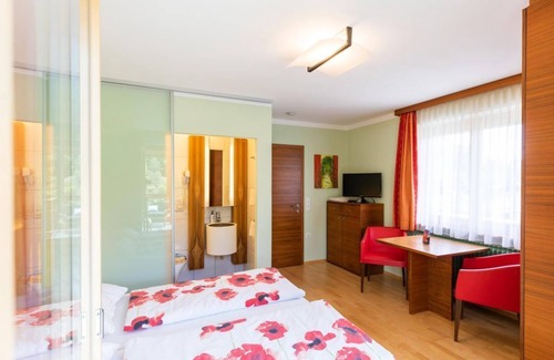 Fuschl am See Cama Y Desayuno | Habitación doble "Nuss" con balcón y cama supletoria - Haus Bergblick