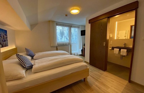 Damuels Cama Y Desayuno | Double room with balcony - Hotel Garni Enzian