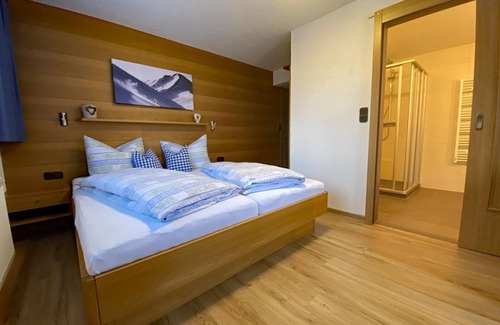 Damuels Cama Y Desayuno | Double room with balcony - Hotel Garni Enzian