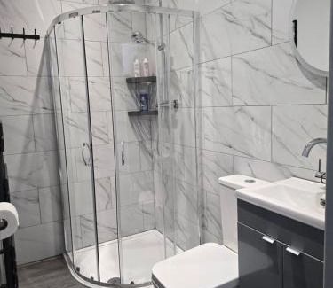 London Borough of Hounslow Casa | Double Room with Ensuite Bathroom