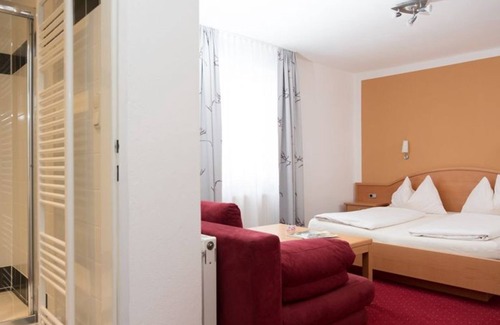 Tiefgraben Cama Y Desayuno | Habitación doble con cama supletoria - Pension Irlingerhof ***