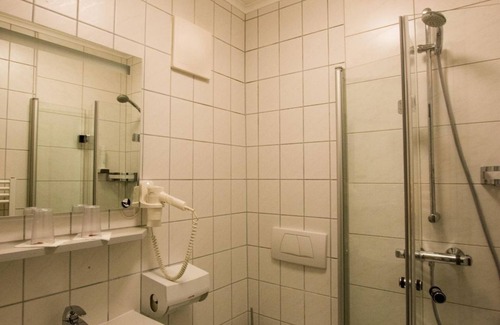 Sankt Egidi Cama Y Desayuno | Habitación doble con ducha, aseo - Gasthof Egidiwirt