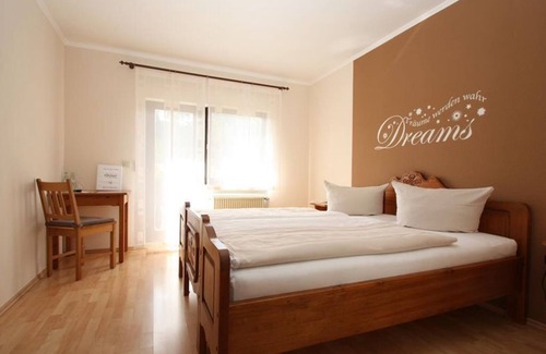 Plutscheid Cama Y Desayuno | Double room with shower/WC and balcony - Gasthaus-Pension-Rest. Bucket