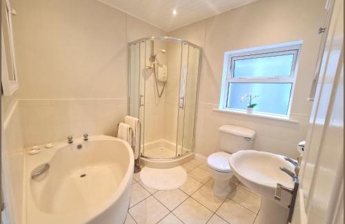 Douglas Casa | Double & Single Room Options in Quiet, Relaxing Home in Frankfield