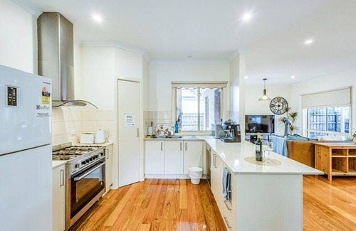 Glen Waverley Casa | Double story TH 3BRM Glen Waverley Parking Netflix
