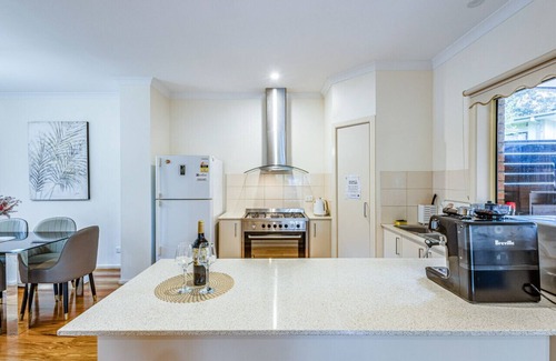 Glen Waverley Casa | Double story TH 3BRM Glen Waverley Parking Netflix