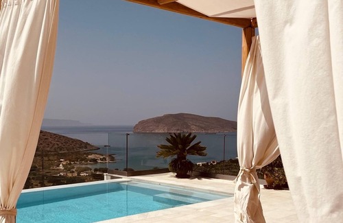 Pefki Villa | Hi-spec quality modern villas with large jacuzzi.