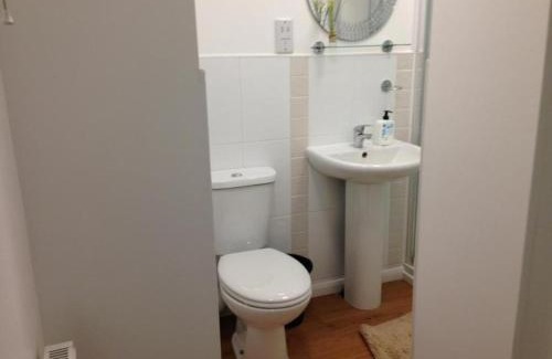 Harlington Casa | Double with shared bathroom sleeps 1-2 located 5 minutes from Heathrow dsbyr