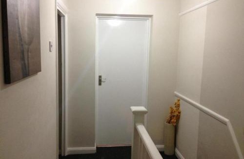 Harlington Casa | Double with shared bathroom sleeps 1-2 located 5 minutes from Heathrow dsbyr