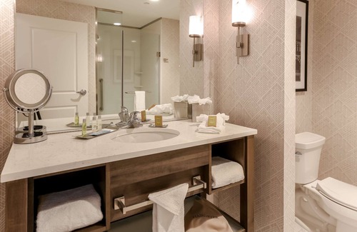 Evansville Hotel | DoubleTree by Hilton Evansville