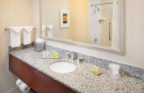 Commerce Hotel | DoubleTree by Hilton Los Angeles - Commerce