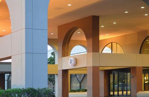 Newark Hotel | DoubleTree by Hilton Newark-Fremont