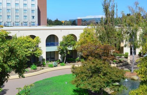Newark Hotel | DoubleTree by Hilton Newark-Fremont