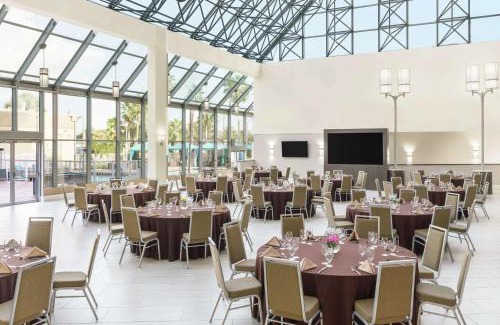 Airport North Hotel | DoubleTree by Hilton Orlando Airport Hotel