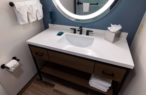 Tinton Falls Hotel | DoubleTree by Hilton Tinton Falls - Eatontown