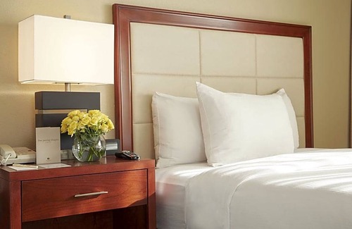 Sharonville Hotel | DoubleTree Suites by Hilton Cincinnati - Blue Ash
