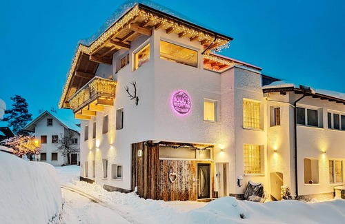 Medraz Apartamento | Doug's funky ski/summer apmt w Poker, Bouldering etc