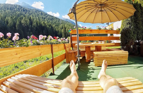 Medraz Apartamento | Doug's funky ski/summer apmt w Poker, Bouldering etc