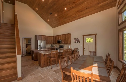 Newport Casa | ¡Villa de lujo de 7 dormitorios frente al lago! ¡Duerme hasta 18 personas y cerca de Smokies!