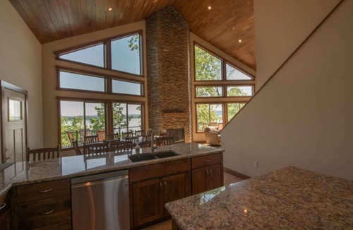 Newport Casa | ¡Villa de lujo de 7 dormitorios frente al lago! ¡Duerme hasta 18 personas y cerca de Smokies!