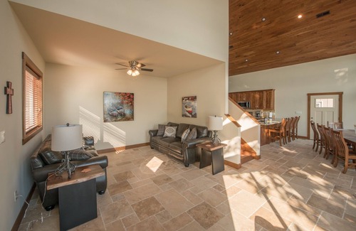 Newport Casa | ¡Villa de lujo de 7 dormitorios frente al lago! ¡Duerme hasta 18 personas y cerca de Smokies!