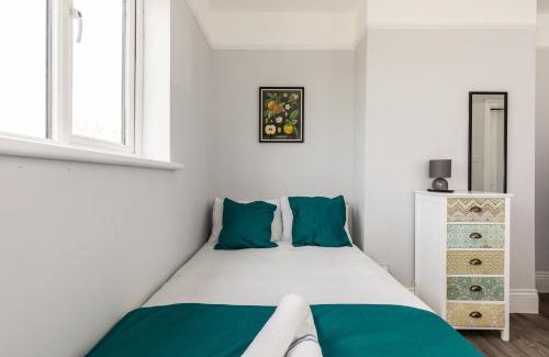 Bradley Stoke Casa | Dove Court Travel Lodge 2 - First Floor Ensuite