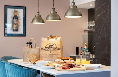 Easingwold Casa | Dovecote House - Luxury Town House - Dog Friendly