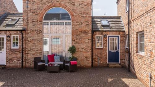 Easingwold Casa | Dovecote House - Luxury Town House - Dog Friendly