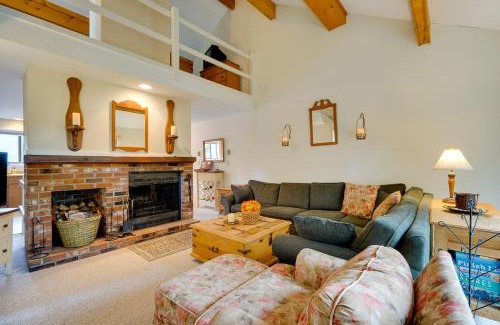 West Dover Apartamento | Dover Condo with Grill and Balcony 3 Mi to Mt Snow!