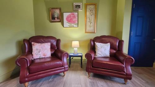 Rocester Casa | Dovetails, short drive from Alton Towers and Uttoxeter racecourse Games room with Wii and football table