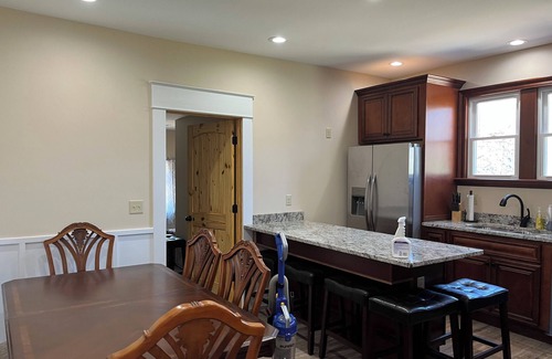 Williamstown Casa | Down on Main Street is less than 10 mins from The Ark Encounter