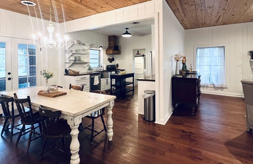 Flora Casa | Down on the Corner In the heart of Flora with great outside space!