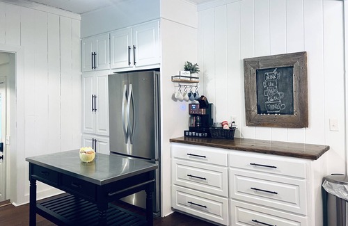Flora Casa | Down on the Corner In the heart of Flora with great outside space!