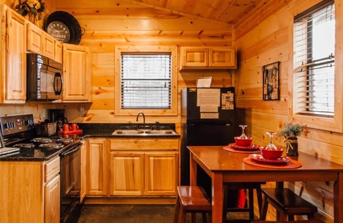 Hochatown Casa | Down Time Studio Cabin w Hot Tub